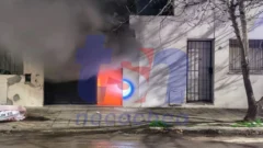 Incendio en una vivienda de 52 y 61: una mujer de 80 años resultó ilesa