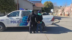 Quiso escapar por los techos de una casa: lo aprehendió la Policía