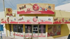Asalto en un kiosco de Avenida 75 y 38: se llevaron dinero, chocolates y un celular