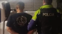 Detienen a un hombre por forcejear y golpear a una mujer