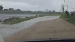 Alerta por anegamientos: el Río Quequén provocó un desborde en Necochea