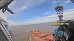 Video: las impactantes imágenes del rescate en helicóptero de Prefectura a 130 km de la costa