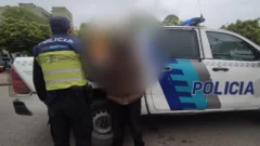 Vecinos atrapan a un hombre que quiso robar un cajón de cerveza y una bicicleta