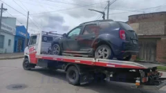 Fuerte choque en 61 y 40: un auto en la vereda y una conductora sin licencia