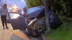 Violento choque de un auto contra una columna en 47 y 56