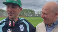 Scaloni se deshizo en elogios con Johnny De Benedictis: “Lo disfruté mucho y me emociona estar al lado de él”