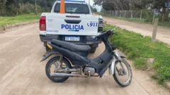 Entre pastizales y abandonada: policías recuperaron una moto robada con pedido de secuestro