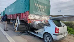[VIDEO] Brutal choque: un auto quedó destruido tras incrustarse contra un acoplado estacionado